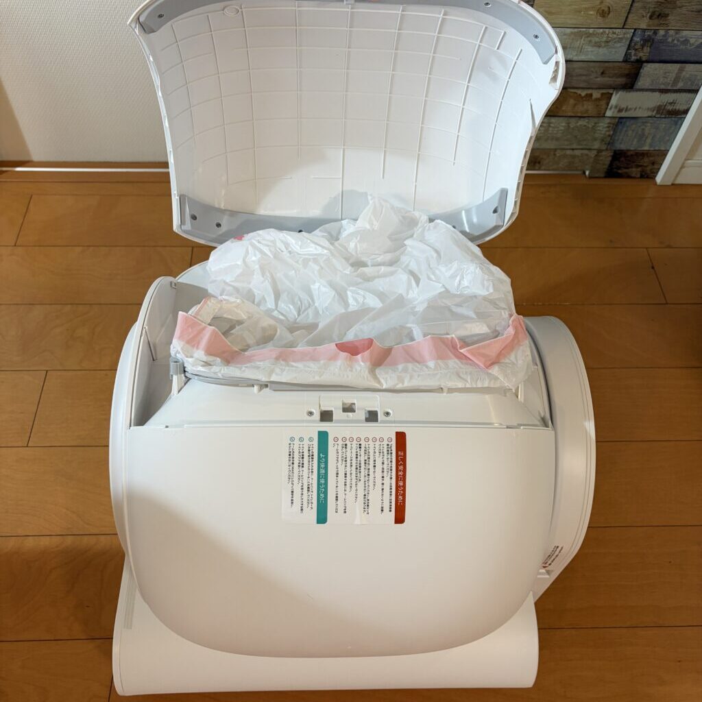 ゴミ袋はドーム上部の蓋を開けて取り付け