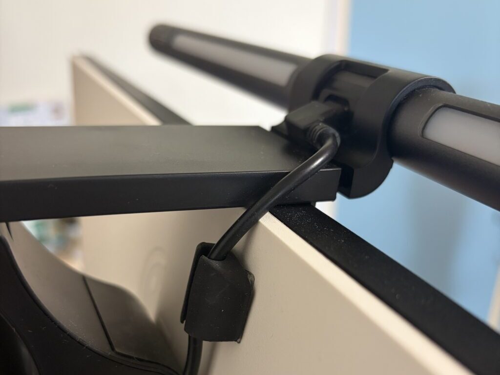 Quntisモニターライトの取り付けクリップ構造(モニター背面から撮影)