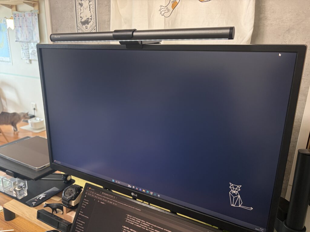 Quntisモニターライト(LI-HY-0214-GY)の外観。シルバー×ブラックのデザインがデスクに自然になじむ。