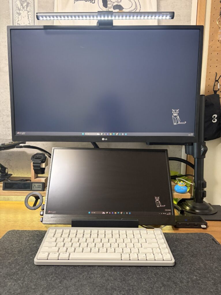 Quntisモニターライトを4K 27インチモニターに設置した様子(寒色モード)