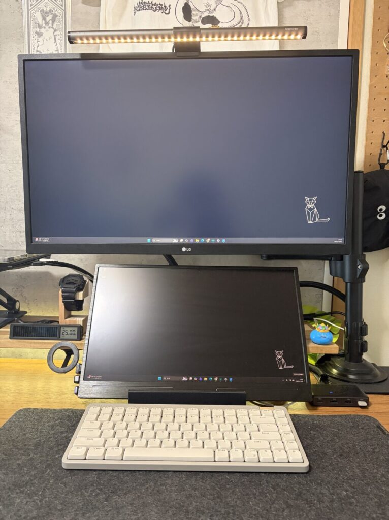 Quntisモニターライトを4K 27インチモニターに設置した様子(暖色モード)