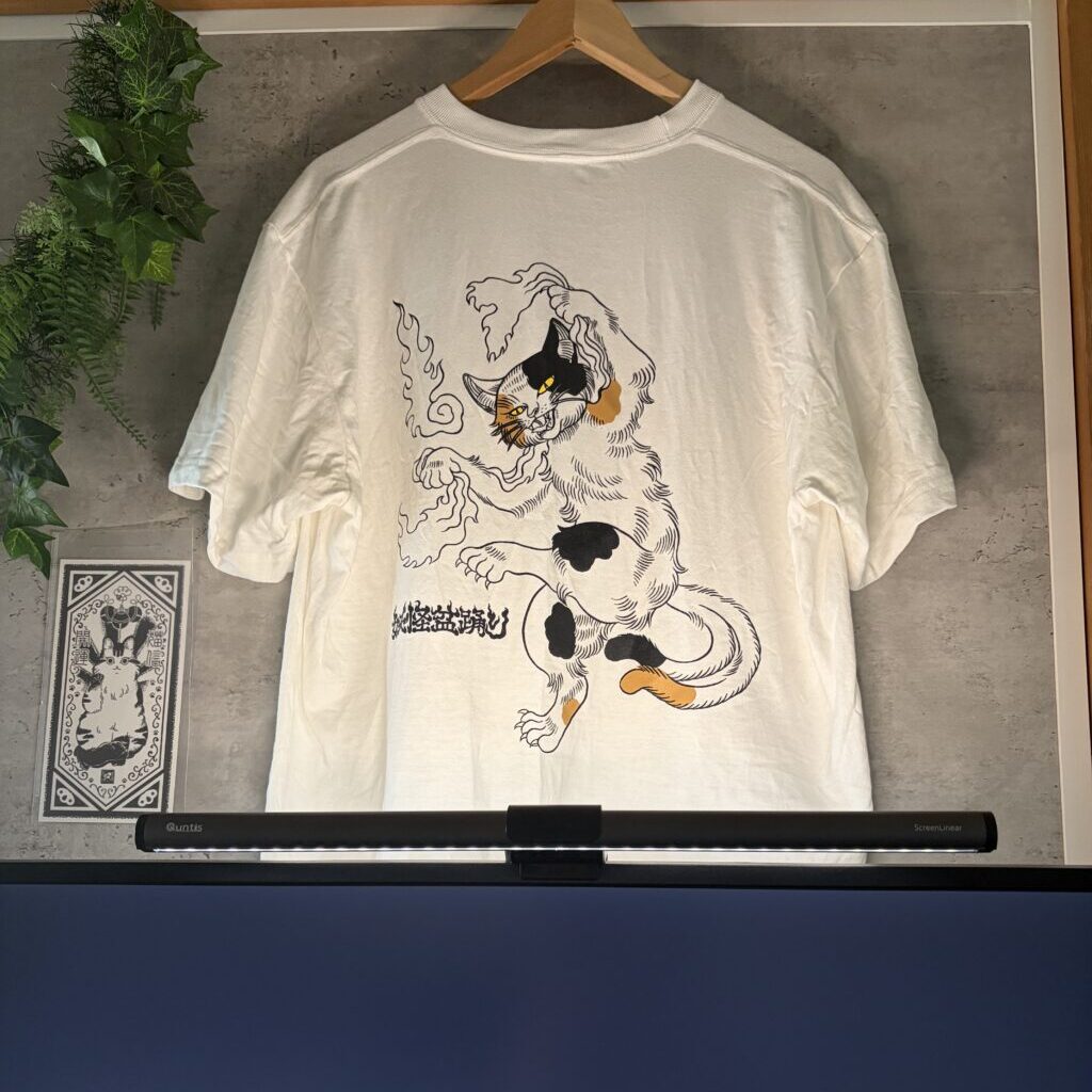 Quntisモニターライトを設置したデスク環境の全景。デスク上には4Kモニターと猫モチーフのインテリアを配置。