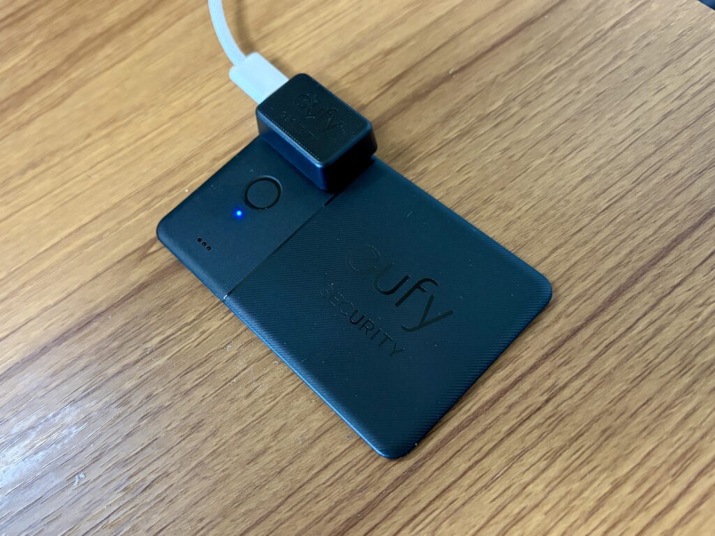 Anker Eufy SmartTrackを充電している様子
