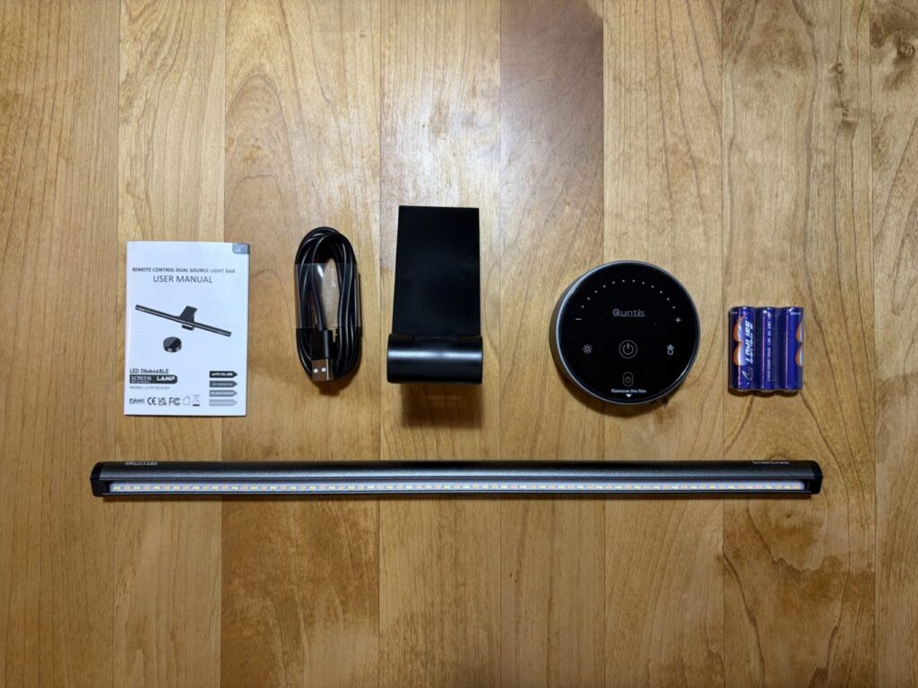 Quntisモニターライトの同梱品一式。ライト本体、リモコン、USBケーブル、スタンドクリップ、電池、取扱説明書が付属。