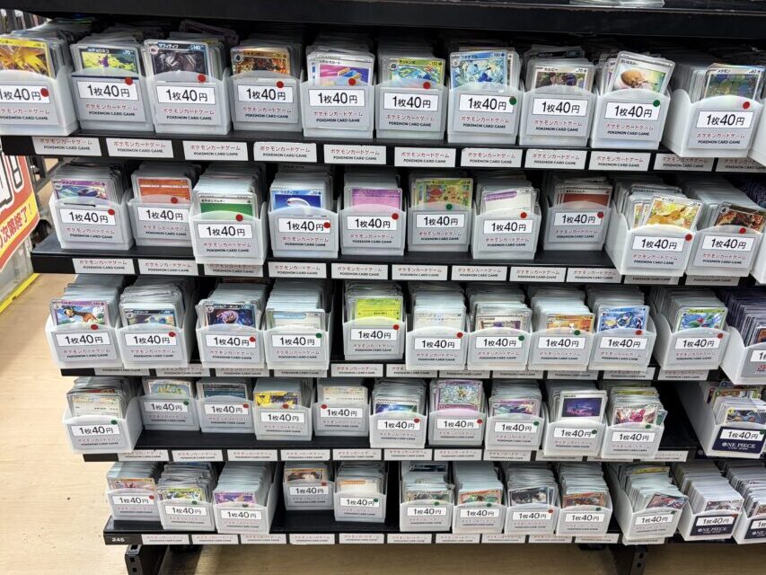 BOOKOFF店頭に並ぶ1枚40円のポケモンカードストレージ