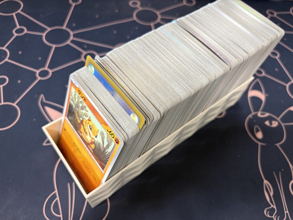 ポケモンカードのストレージ漁りで裏向きカードが手前まで戻り一周したことがわかる状態