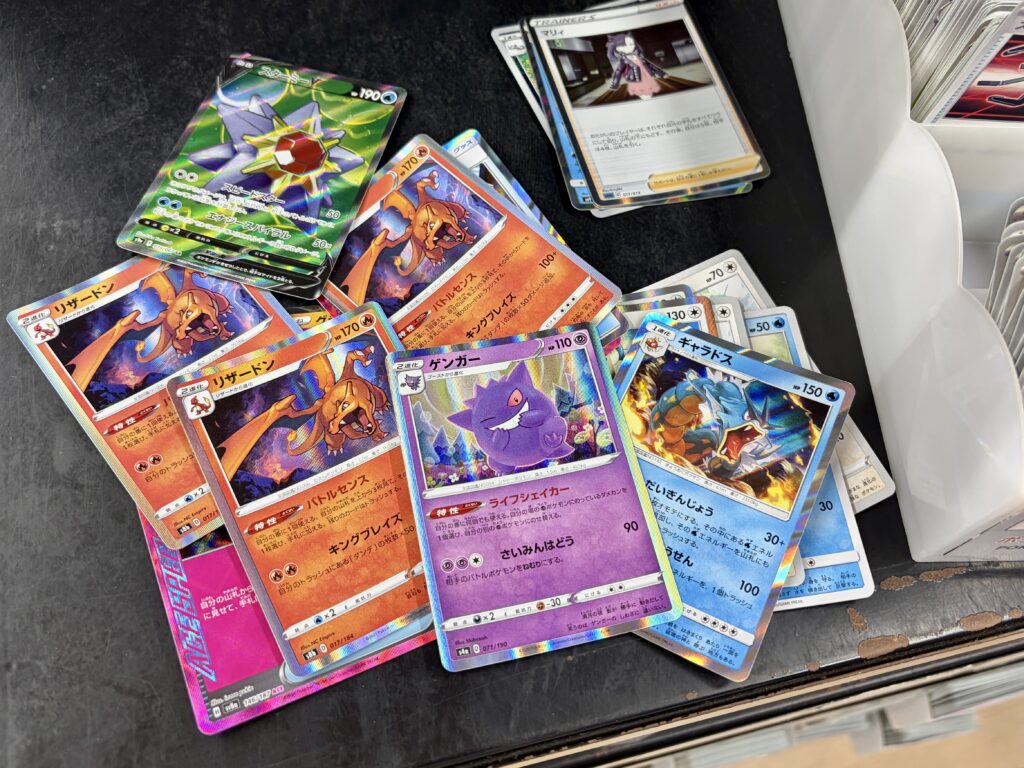 BOOKOFFのストレージから見つけたリザードン、ピカチュウ、ゲンガーなどのポケモンカード