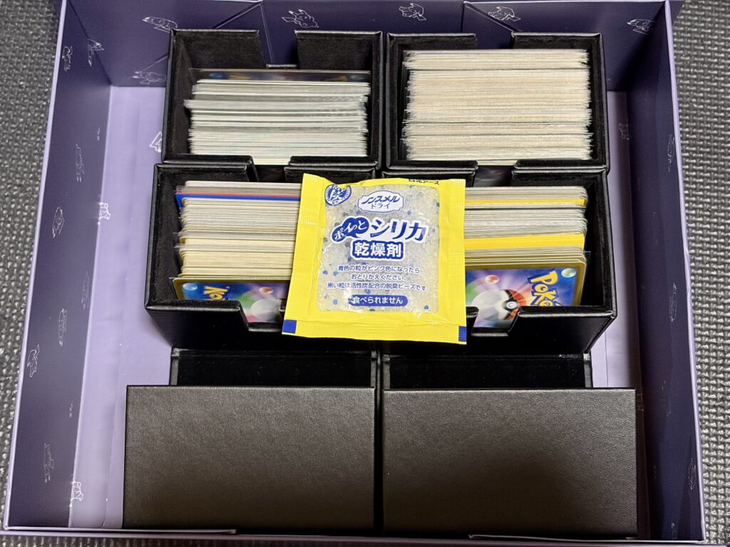 ポケモンカードの収納ボックス内に置いたノンスメルドライ ポイっとシリカ